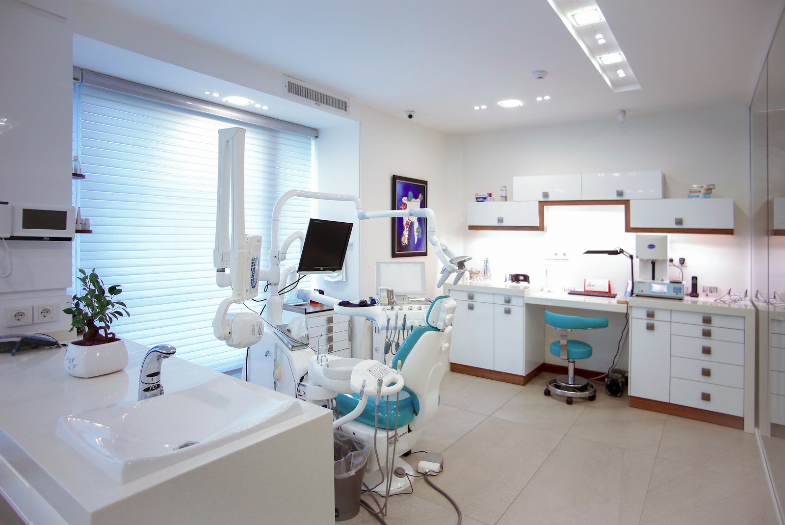 Ilustrasi interior klinik gigi yang terang dan modern